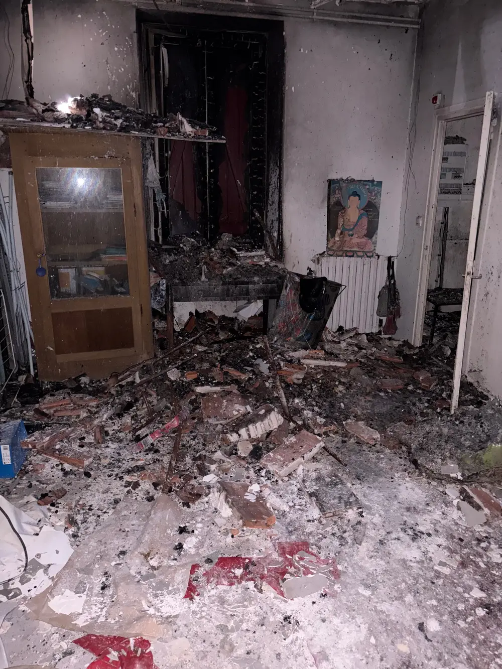 Pièce sinistrée avec gravats et plafond effondré après incendie