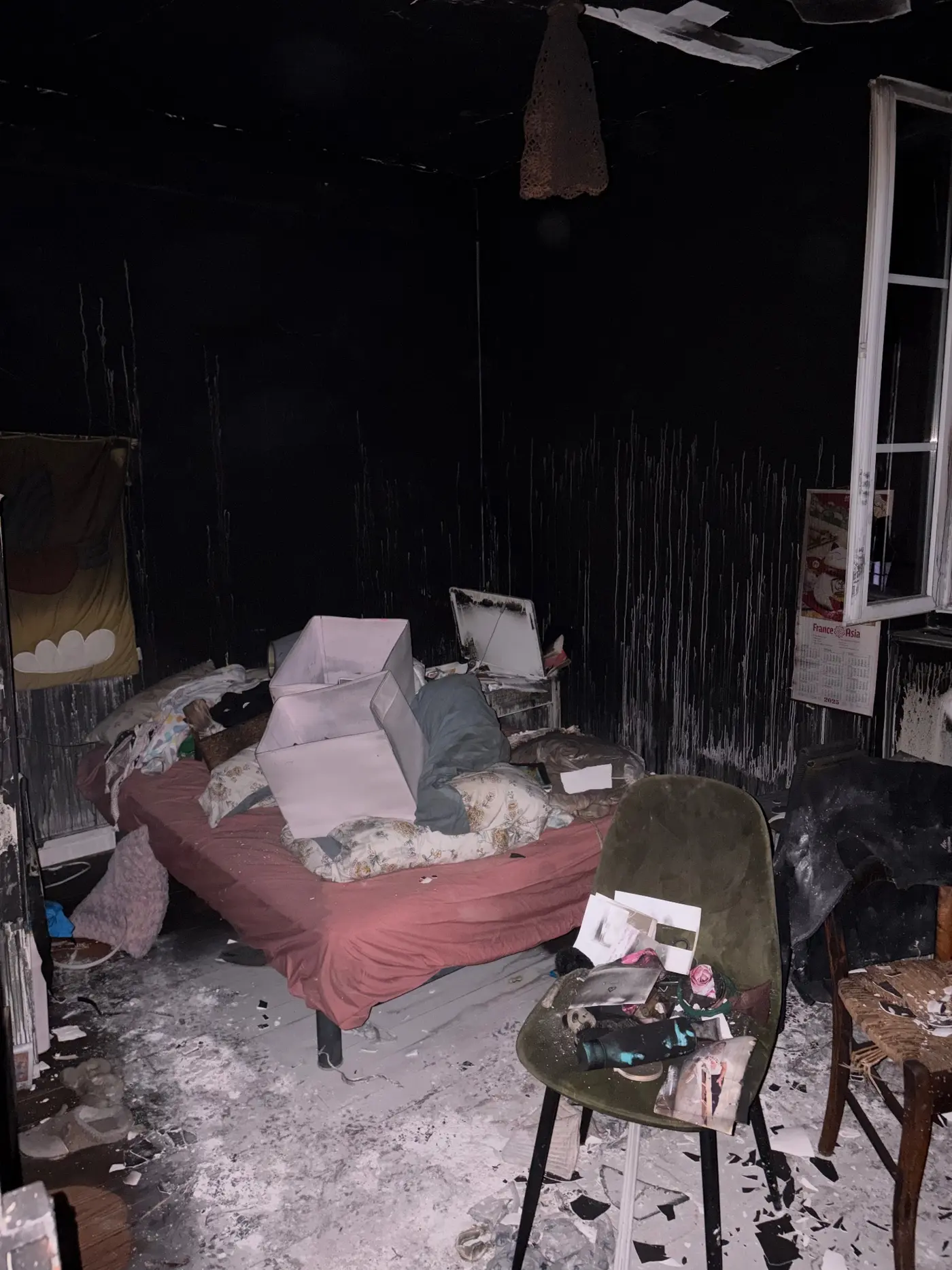Chambre couverte de suie après incendie dans les Landes