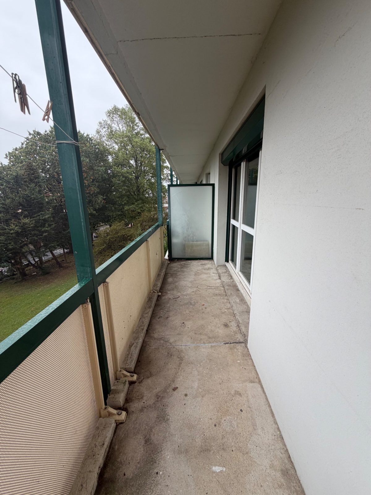 Balcon dégagé et balayé après débarras de l'appartement à Béhobie