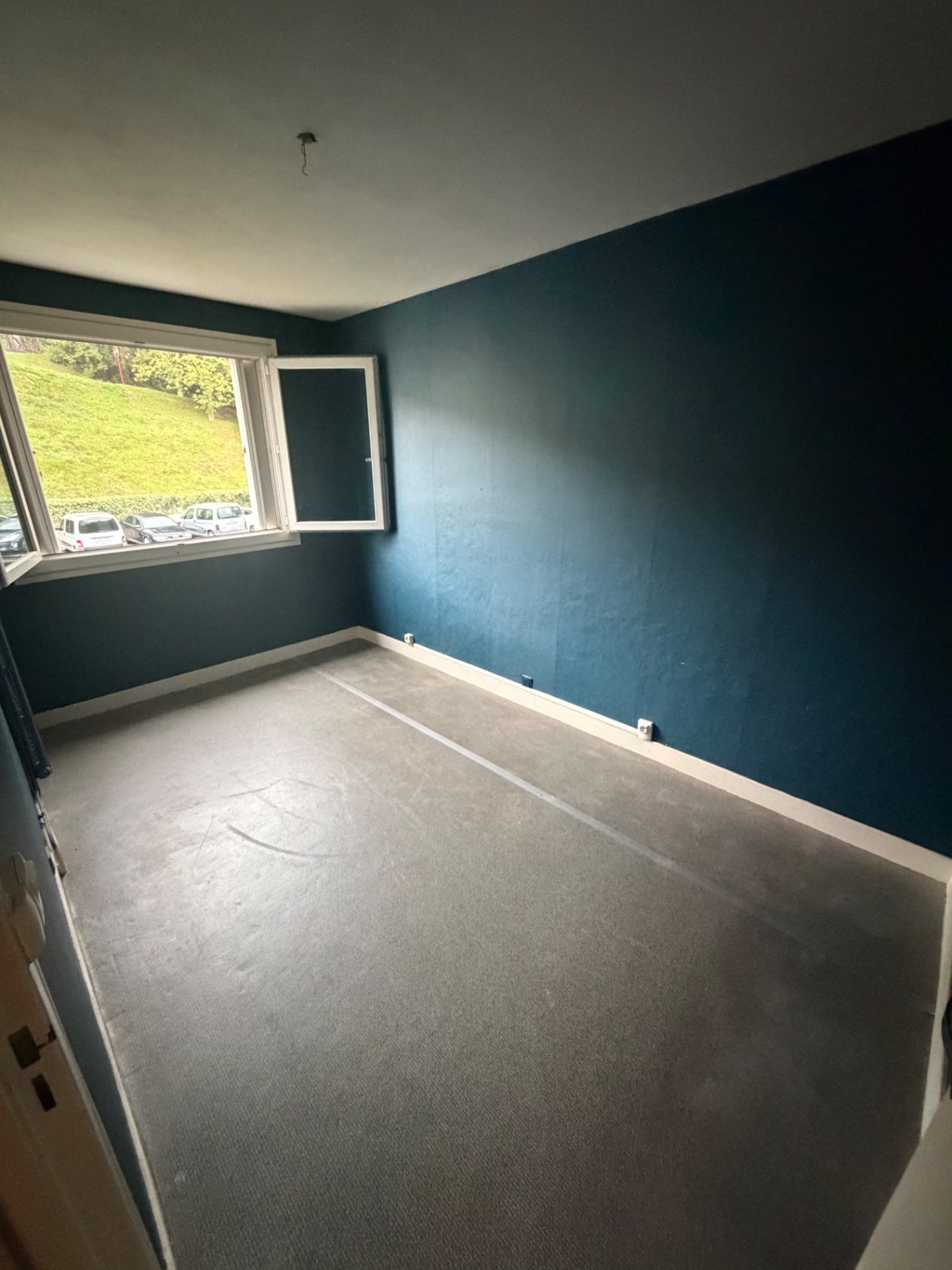 Chambre aux murs bleus entièrement vidée après débarras de l'appartement à Béhobie