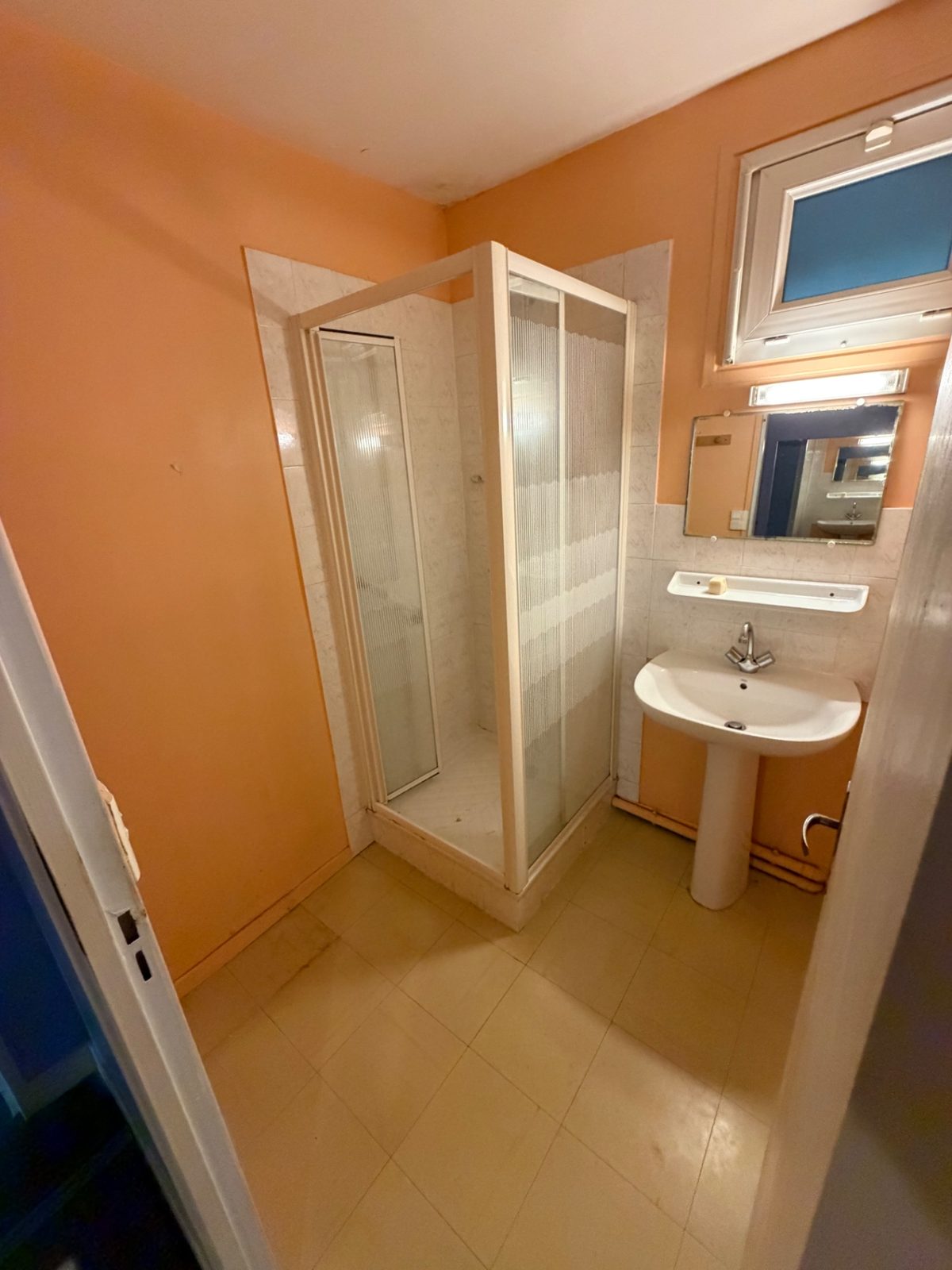 Salle de bain nettoyée et dégagée après débarras de l'appartement à Béhobie