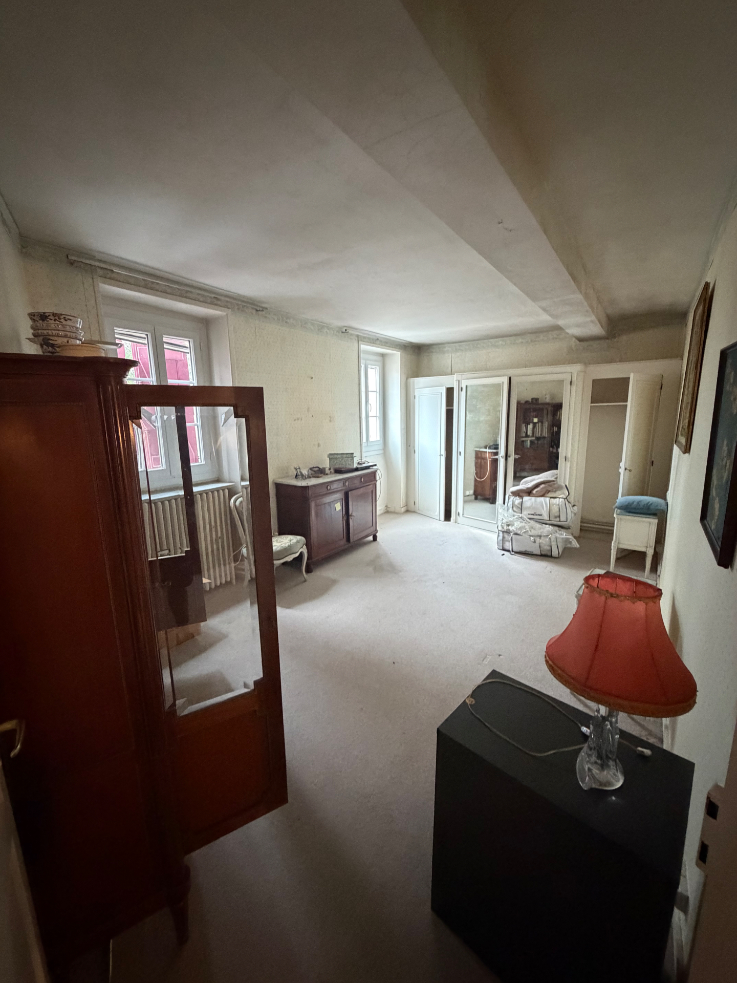 Chambre meublée avec armoire à glace et commode avant vide maison après succession