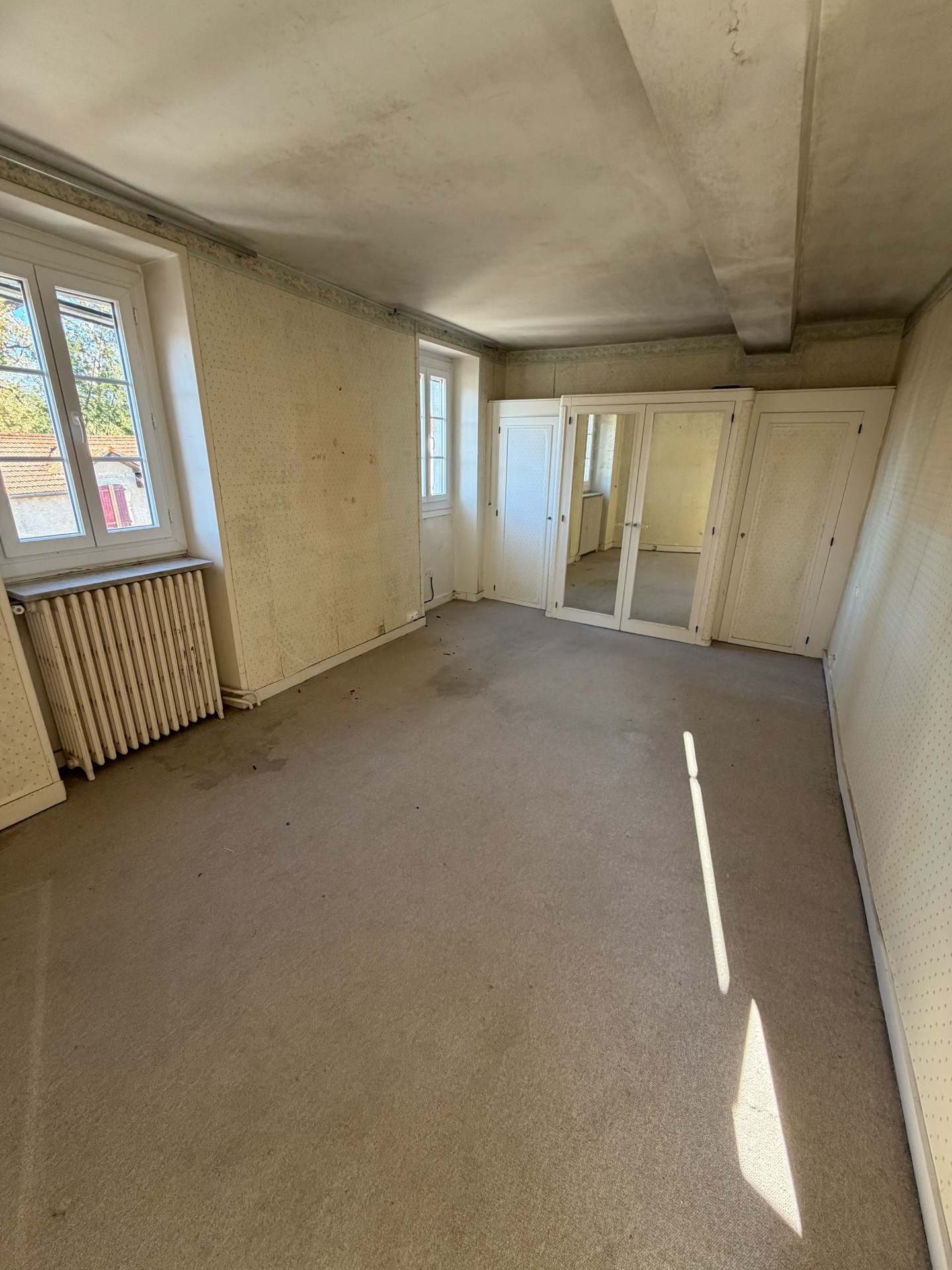 Chambre entièrement vidée, prête pour la mise en vente du bien